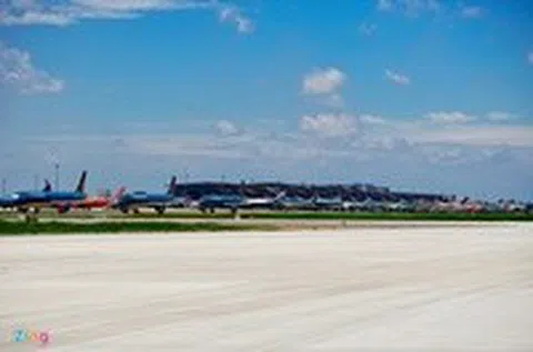 Gần trăm máy bay dầm mưa, dãi nắng ở Nội Bài